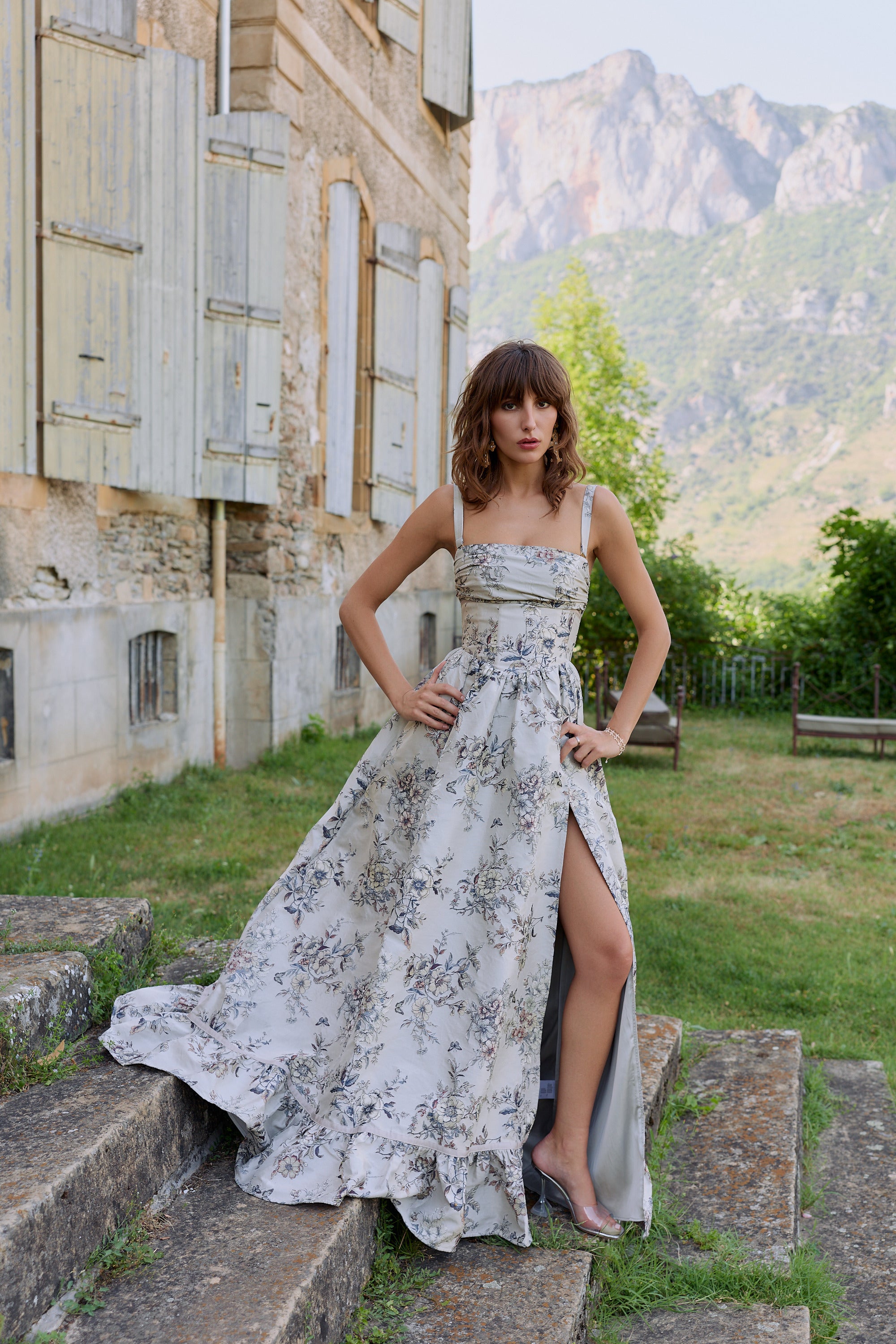 エレガントなパールとクリスタルトリム ドレス by V. Chapman Shop All Dresses – V. Chapman