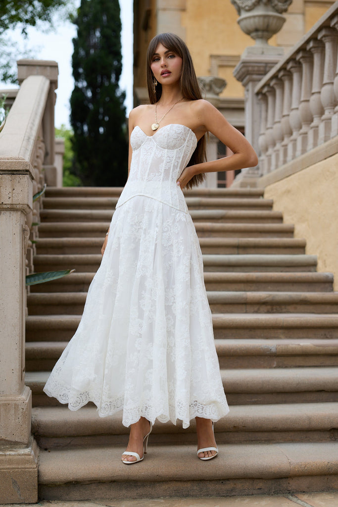 model in the carolena set in white lace