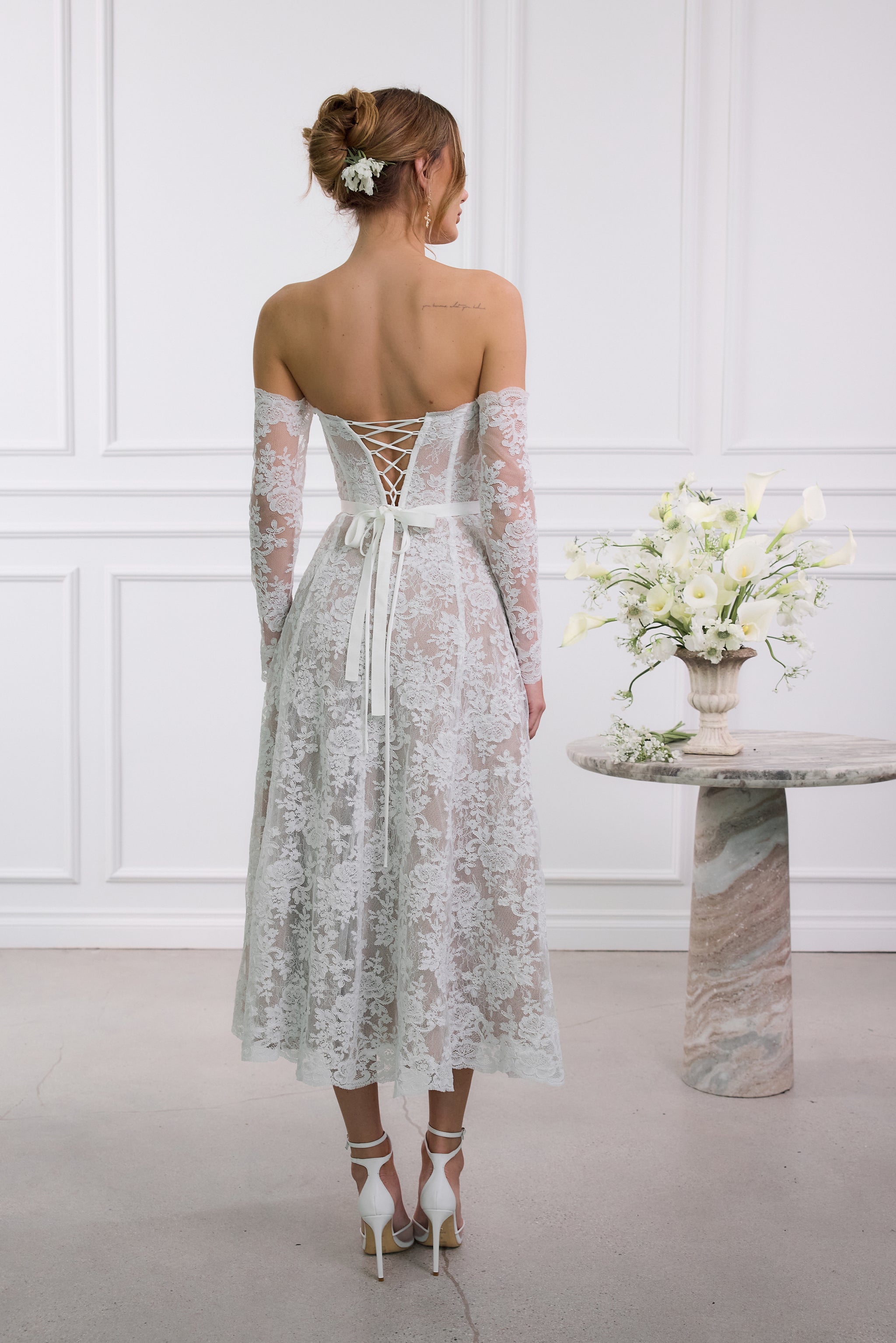 CLAINE DESIGN ホワイト ノースリーブ トップス White One Shoulder Crochet Trim Sabrina Midi Dress