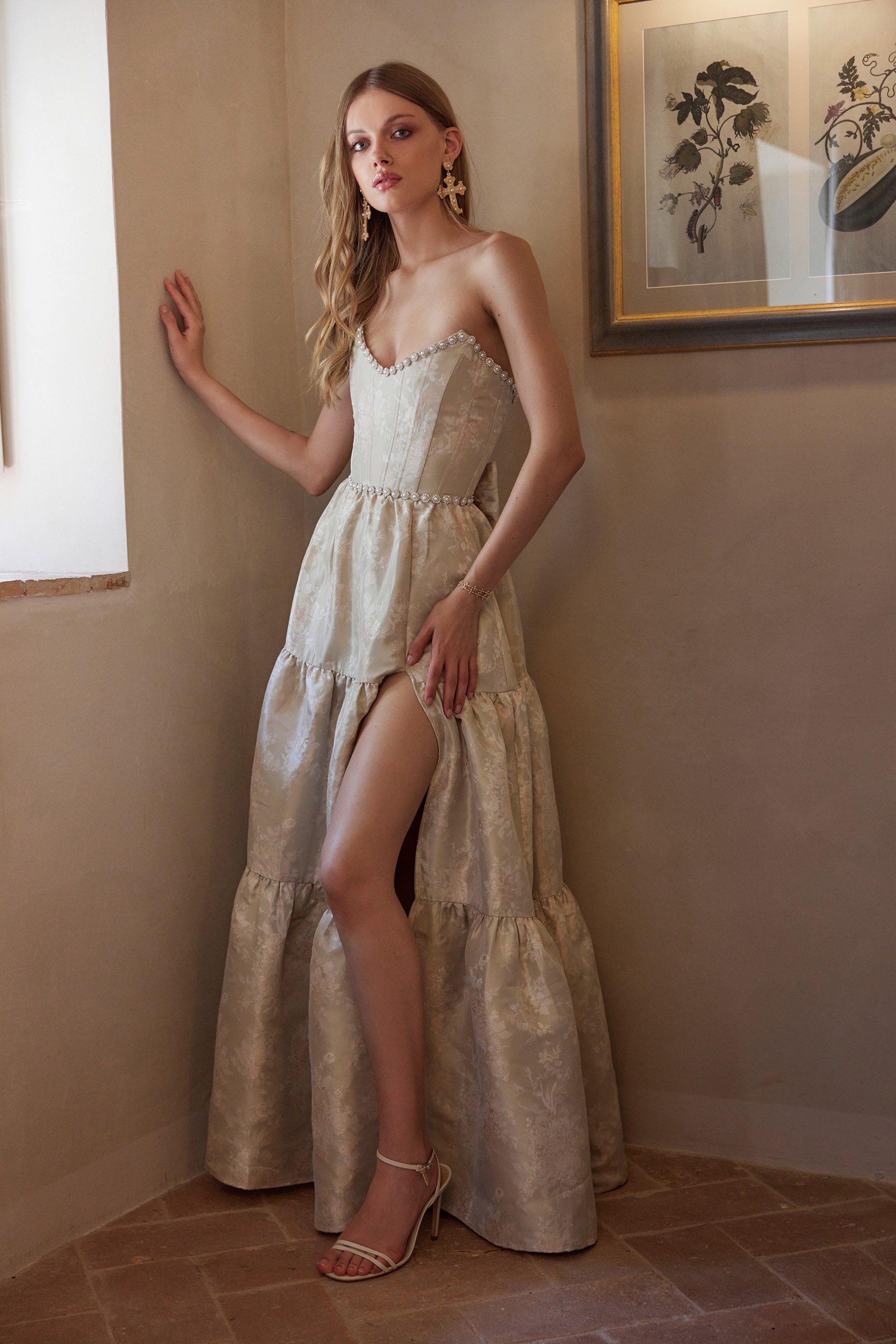 VIVIANTAUPEWINDSOR-1b_2048x.